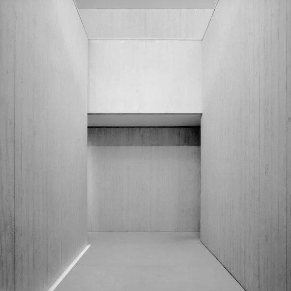 minimalistisch betonnen hal met daglicht villa waalre