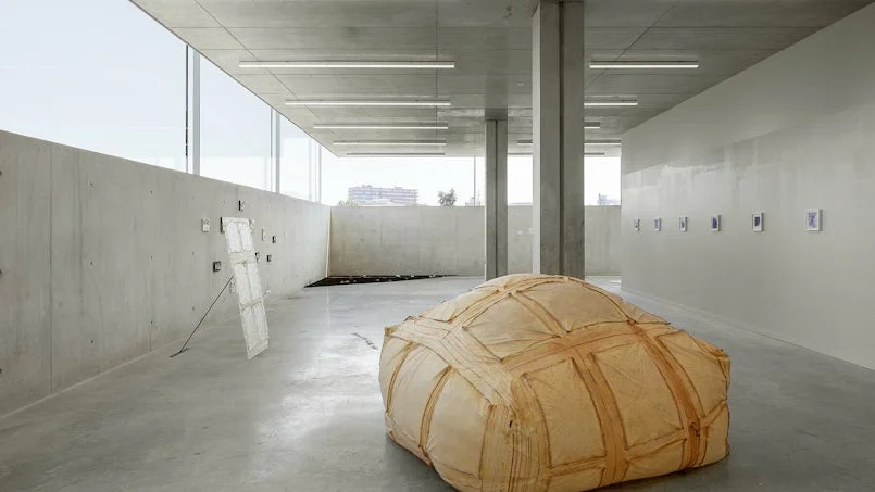 minimalistische betonnen tentoonstellingsruimte met sculpturale installatie kempe thill