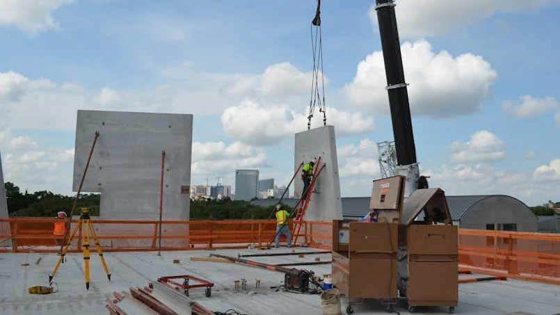 montage prefabbeton gevelpanelen op constructie