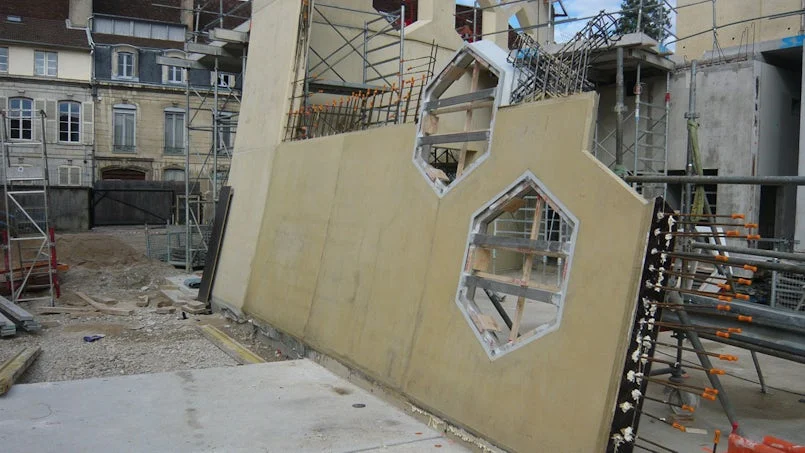 montage van de betonnen geveldelen ter plaatse precisie en vakmanschap op de bouwplaats