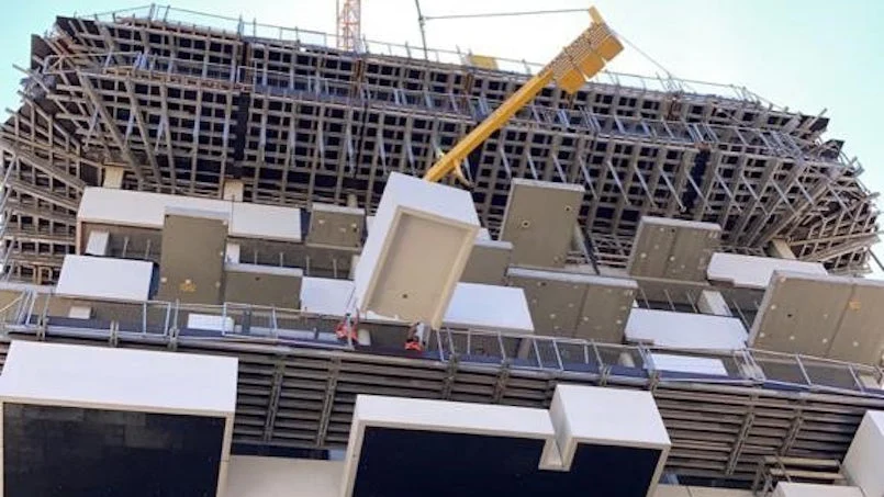 montage van prefab betonnen gevelpanelen met hijskraan bij de trudo toren