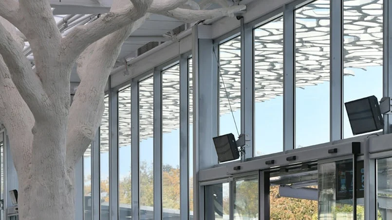 nantes tgv station interieur boomvormige zuilen