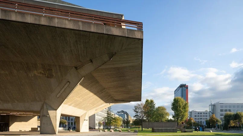onderzijde overstekend betondak aula tu delft