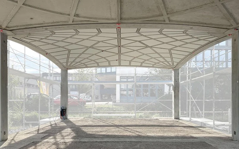 Profiel onderzijde vloer met achterste vloerveld dat voorzien is van akoestische panelen – mock-up Crea-Tower-I (foto: Gigon Guyer)