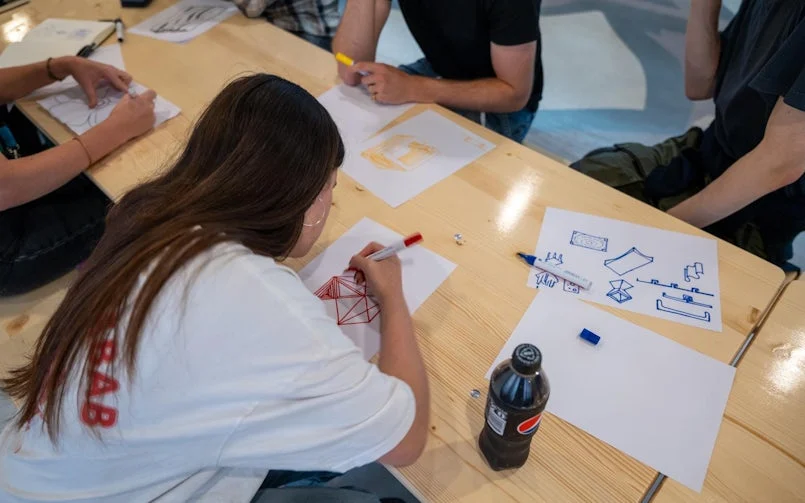 Brainstorm, discussie en vooral veel tekenen om elkaar goed te begrijpen. Ontwerp in ontwikkeling (foto: bureaubakker)