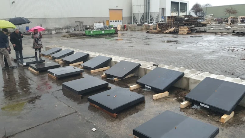 overzicht van alle betontegels buiten opgesteld – visuele vergelijking van kleur glans en uniformiteit
