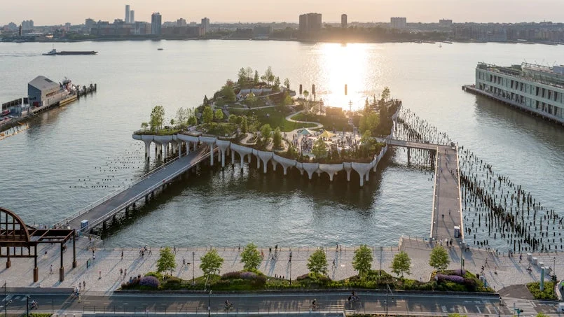 overzicht van little island vanaf 11th avenue met de brugverbinding naar het vaste land