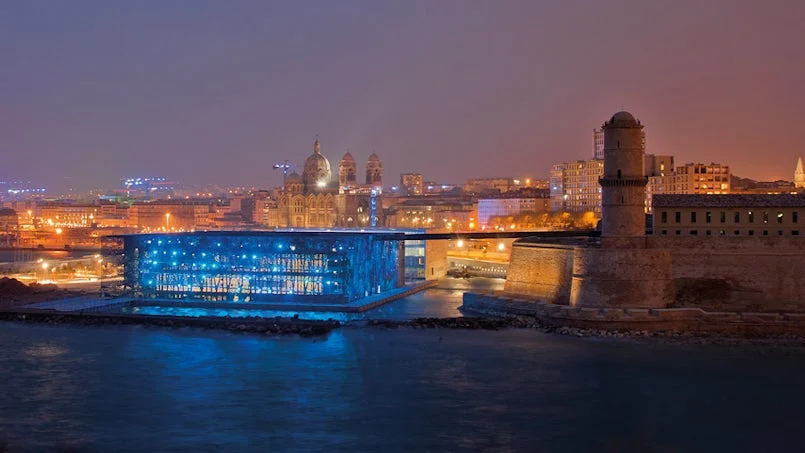 panorama van het j4 terrein met mucem als middelpunt van culturele en bouwkundige innovatie
