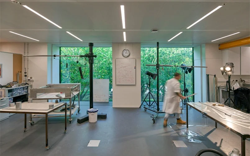 praktische en lichte labruimte met zicht op buiten functioneel ontwerp voor innovatief onderzoek