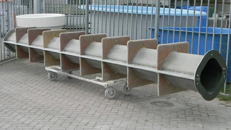 prefab betonnen elementen op transport voor overkapping ministerie defensie