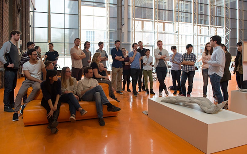 Presentatie van betonnen schaalmodel aan medestudenten – praktijkgerichte terugkoppeling in het atelier.