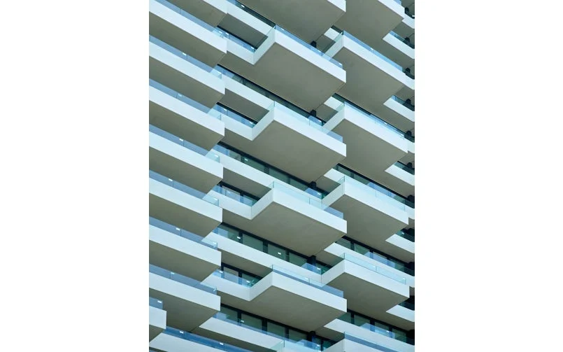 De kistzijde van de betonelementen voor de balkons bevond zich aan de onderkant, wat zorgt voor een superstrak beeld (foto: Studio Hans Wilschut)