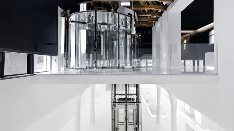 ronde liftkern en witte kolommen drents museum
