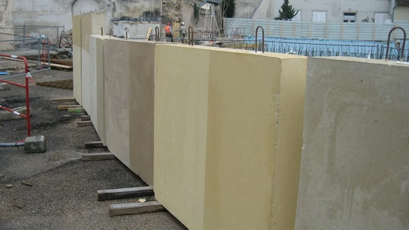 ruwe betonpanelen gereed voor plaatsing tonen de schaal en variatie van het gietproces