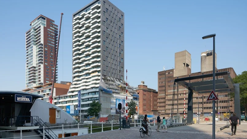 stedelijke inpassing van the muse in de rotterdamse wijnhaven. de diagonale lijnen geven het gebouw een dynamisch silhouet