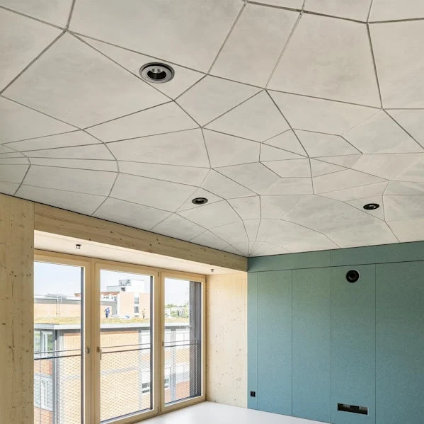 strak geometrisch plafond in geoptimaliseerd beton ontworpen voor minimale dikte en maximale efficientie