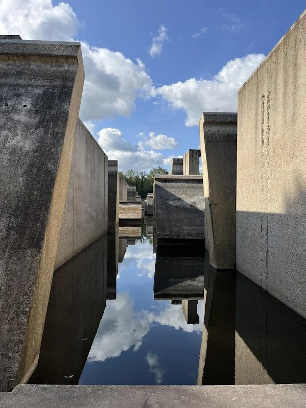 strakke betonnen wanden met reflectie in het water – architectonische kracht van functionele infrastructuur