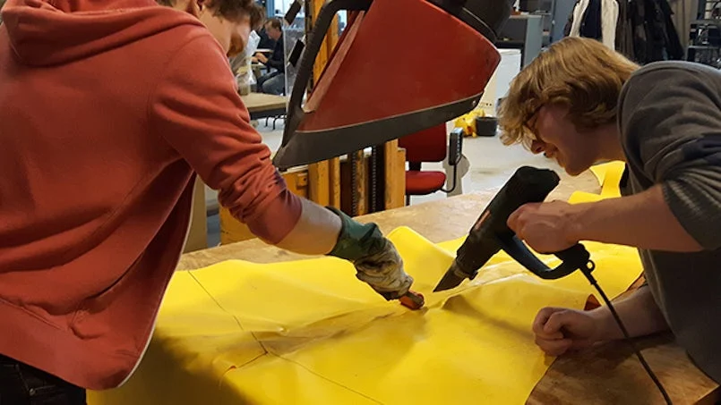 studenten bereiden textiel voor met fohn – thermisch vormen van mallen voor betonfabricage