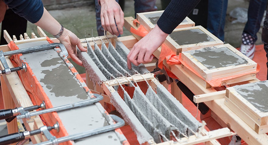 Studenten gieten beton in zelfgemaakte mallen – praktijkoefening in materiaalkennis en vormgeving.