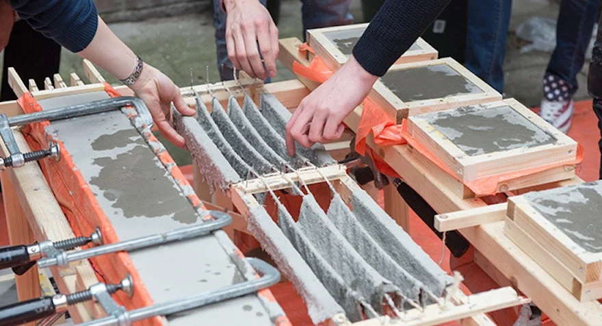 Studenten gieten beton in zelfgemaakte mallen – praktijkoefening in materiaalkennis en vormgeving.