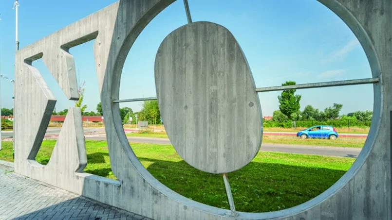 tankstation ok betonwand met rondingen en letters