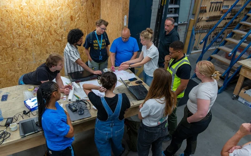 De tutoren Siebe Bakker en Camilla en de 3D-betonprint-expert Jonathan bespreken de ontwerpen (foto: bureaubakker)
