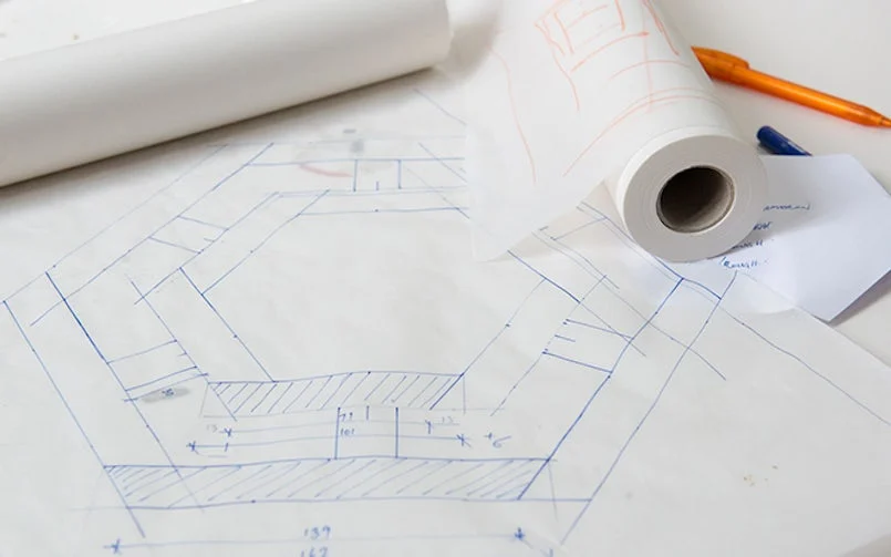 Technische bouwtekening op kalkpapier – voorbereiding van een schaalmodel in betonconstructie.