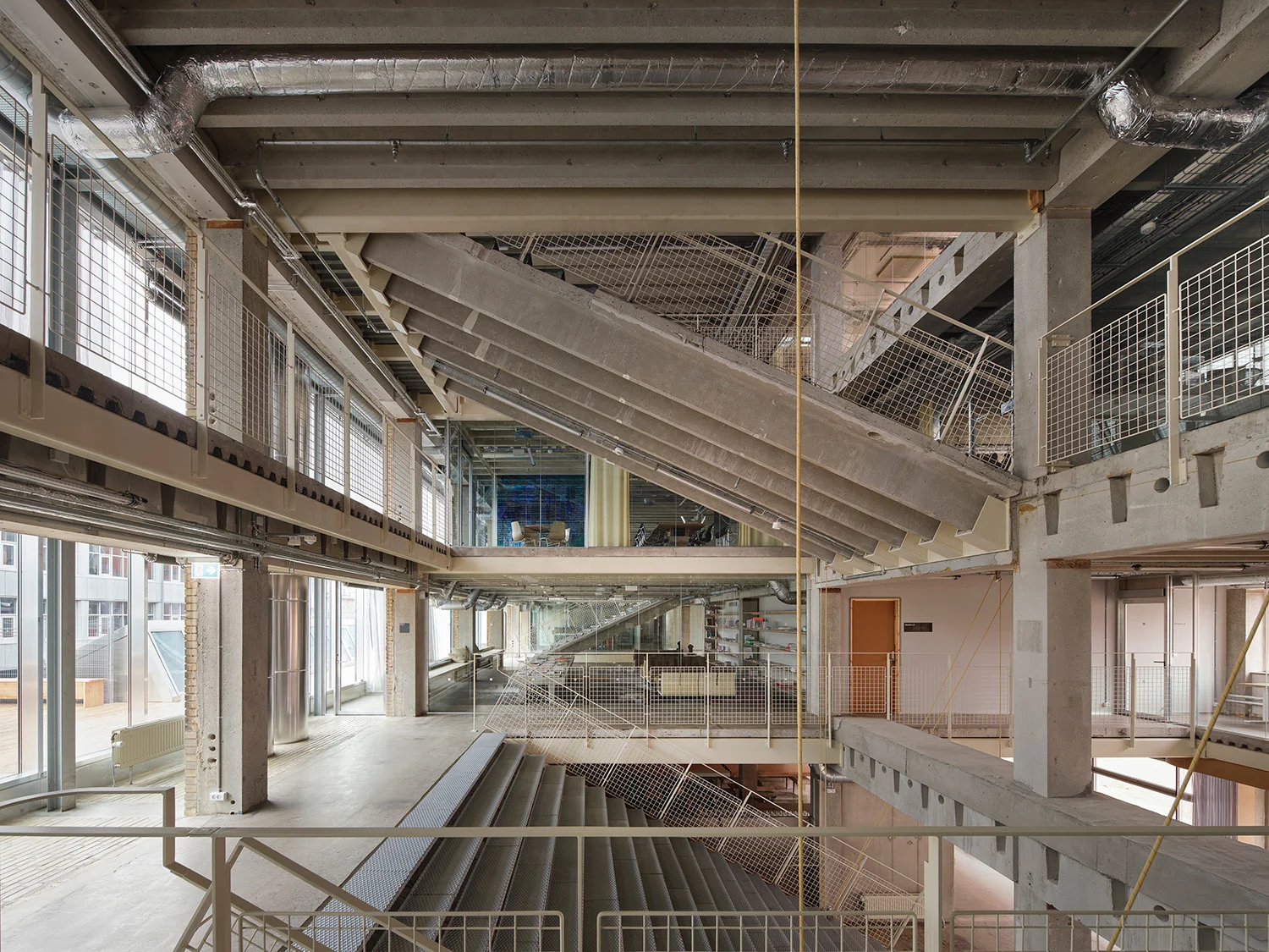 Kruisende trappartijen en betonnen ribbenstructuur zijn smaakmakers