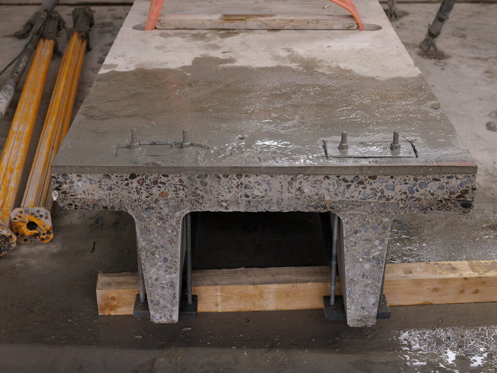 Beugels zorgen ervoor dat wapening in de betonplaten op spanning blijft