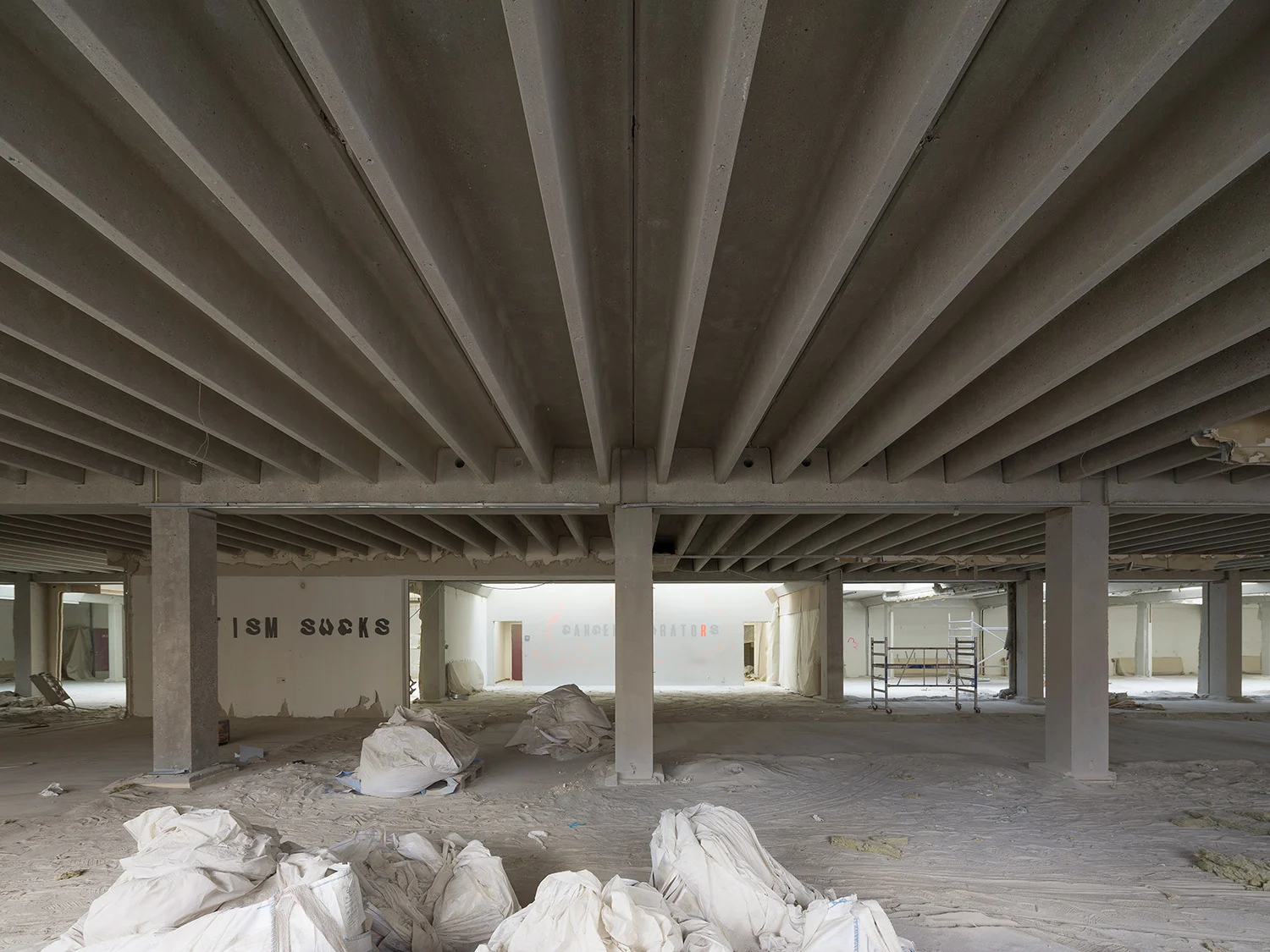 De architecten stripten het gebouw tot het betonnen casco