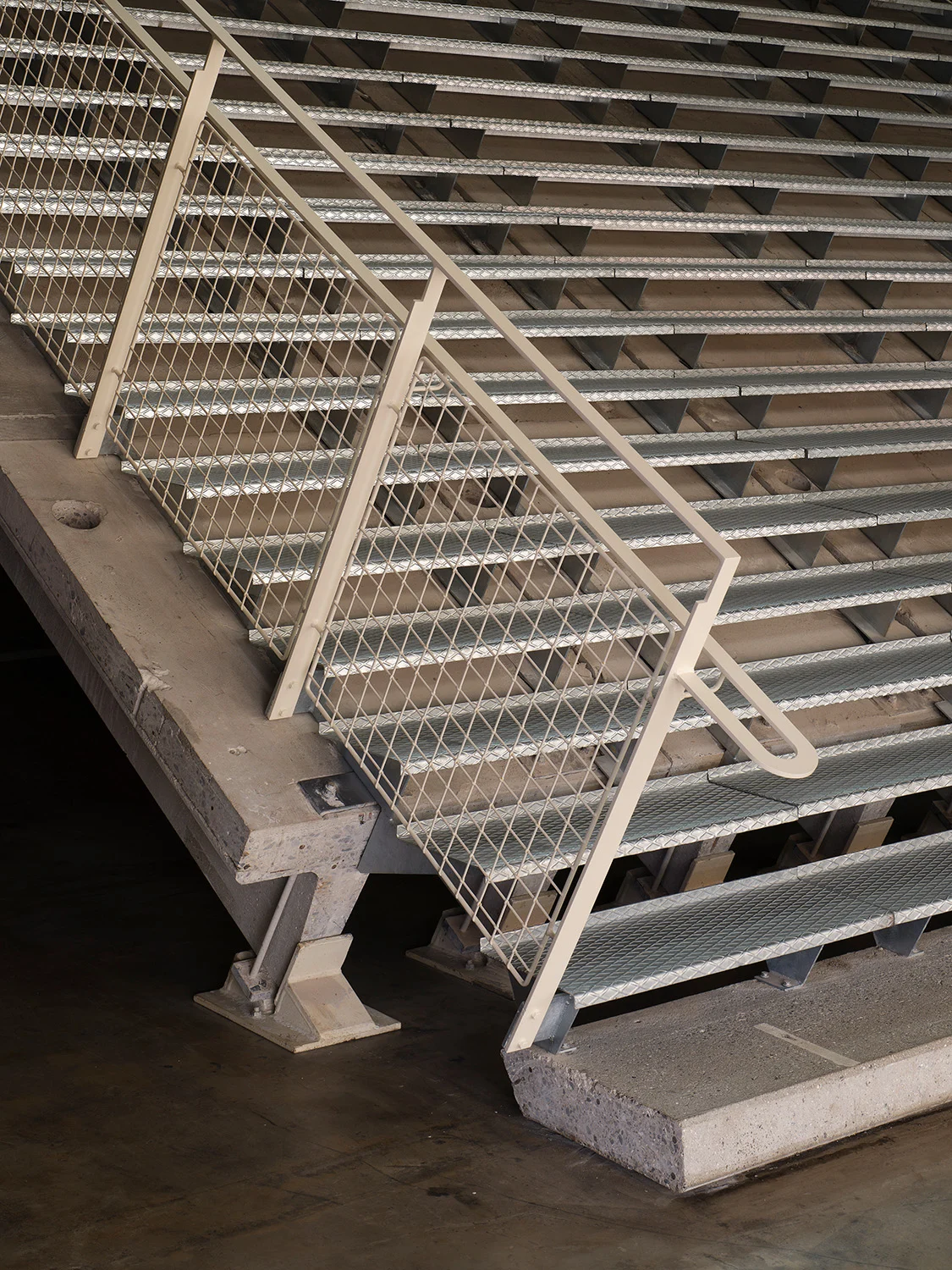 Van uitgezaagde betonnen vloerdelen zijn trappartijen gemaakt (foto: Hampus Berndtson)