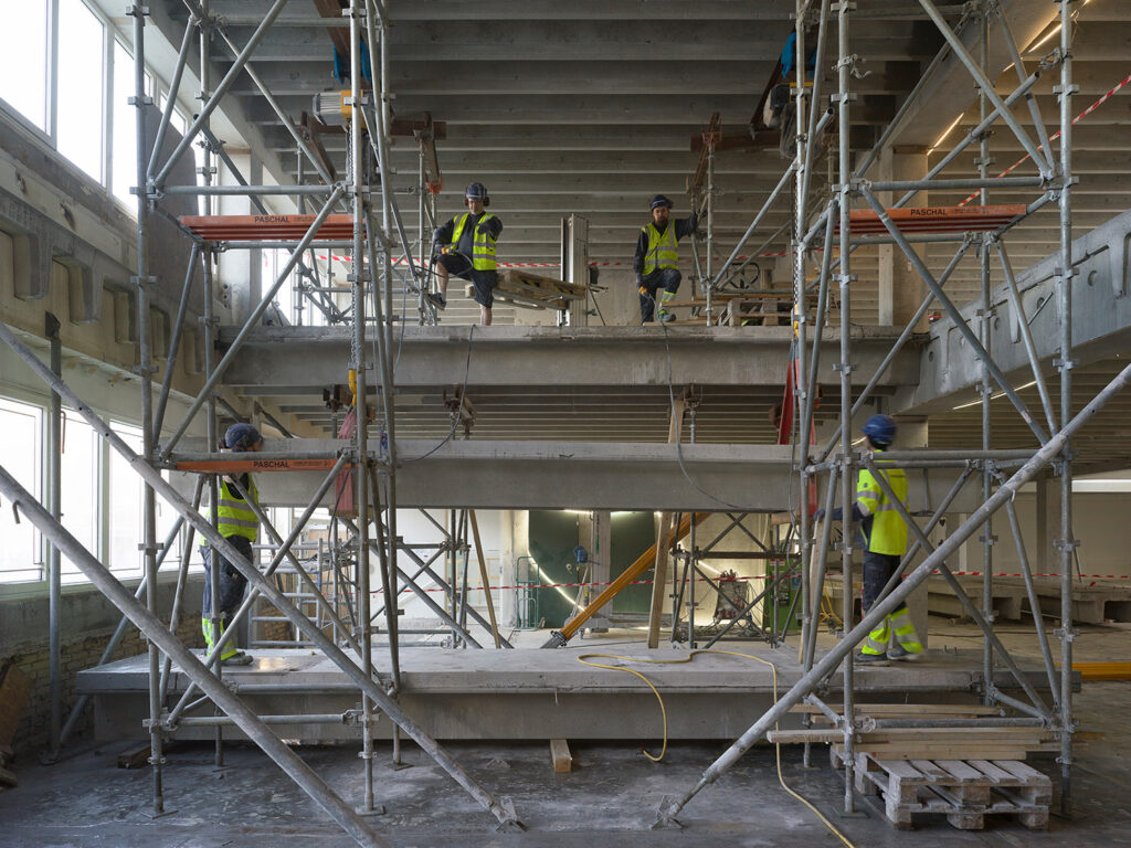 Nadat alle vloeropeningen waren gemaakt, zijn de vloerdelen herplaatst als trappartijen (foto: Hampus Berndtson)