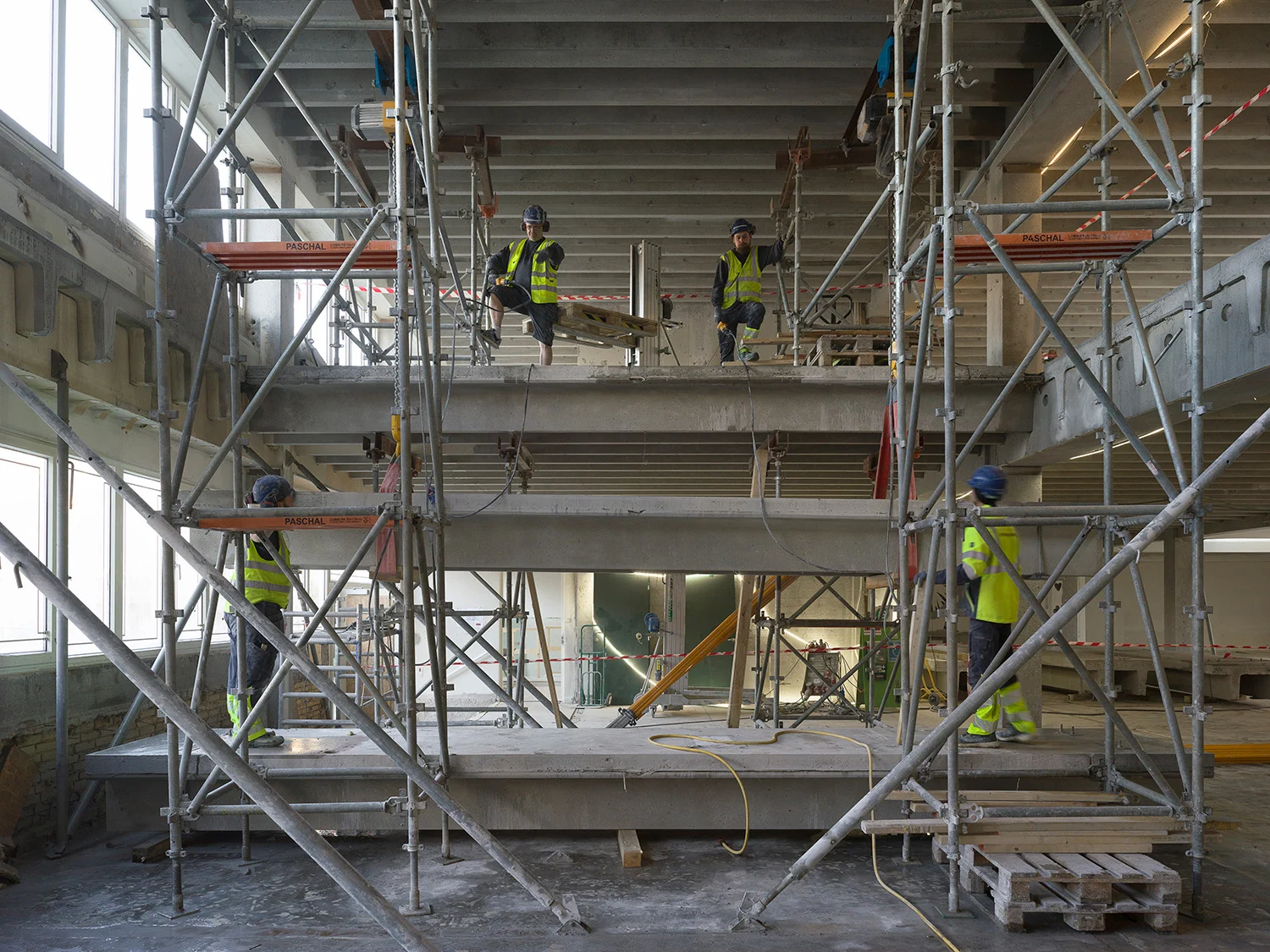 Nadat alle vloeropeningen waren gemaakt, zijn de vloerdelen herplaatst als trappartijen (foto: Hampus Berndtson)