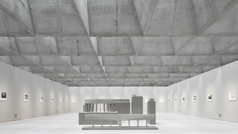 tentoonstellingsruimte liljevalchs met geprofileerd betonplafond