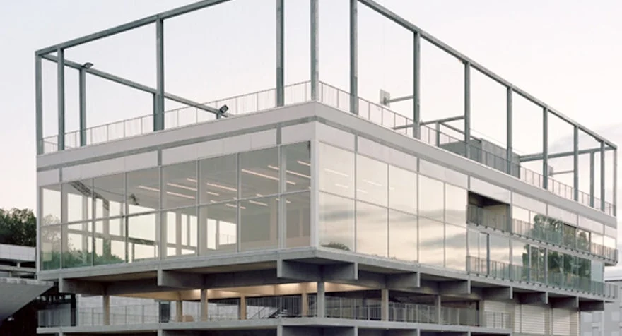 Transparant en openbouwconcept met betonnen vloerschijven — typische stijl van Studio Muoto