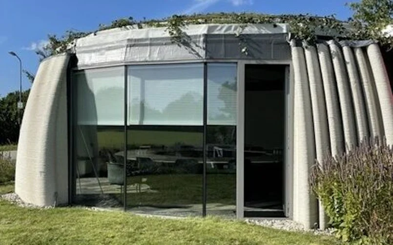 De vergaderfabriek is opgebouwd uit verdiepingshoge wandelementen die in één keer geprint zijn. Ze zijn geschakeld of worden onderbroken door een verdiepingshoog kozijn (foto: De Vergaderfabriek)