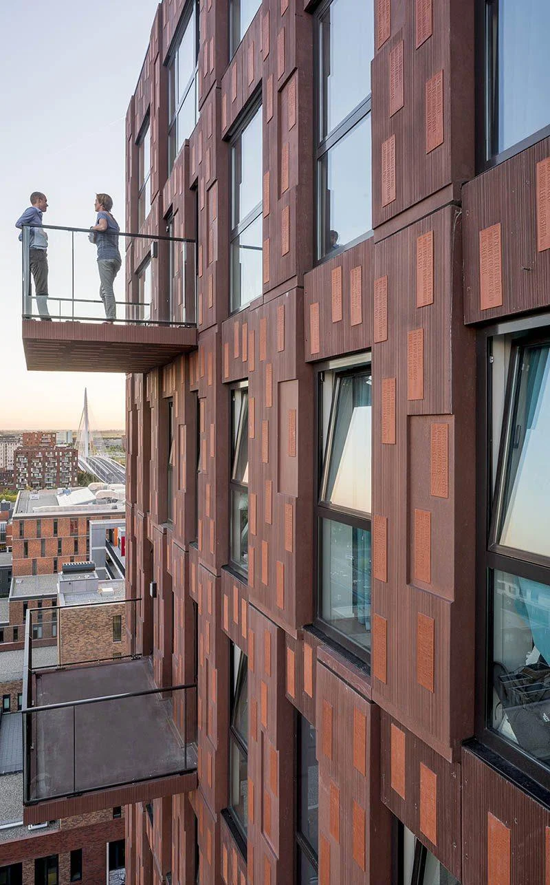 3 000 keramische tegels in een afwijkende, oranjerode kleur met een dichtregel zijn in het beton geïntegreerd (foto: Ossip van Duivenbode)