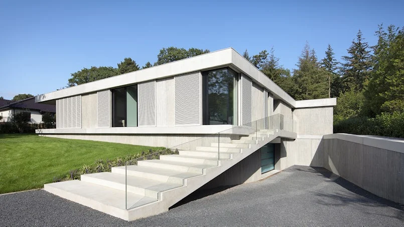 vooraanzicht villa venlo met betontrappen