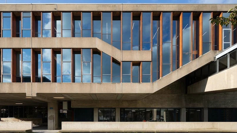 voorgevel aula tu delft brutalistische betonarchitectuur
