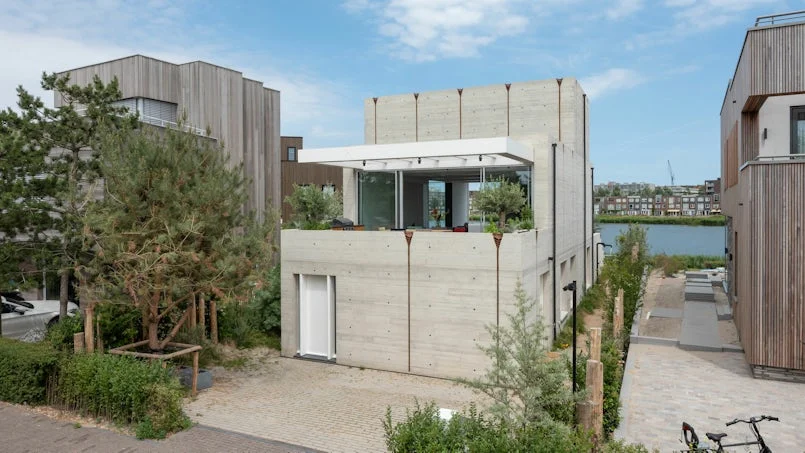 voorgevel en toegang betonvilla ijburg