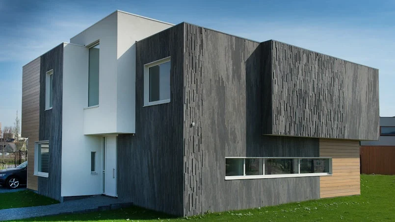 voorgevel en zijaanzicht woning met langformaat gevelstenen