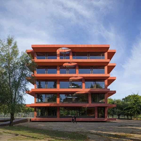 voorgevel van pve ines met horizontale betonnen banden en royale balkons foto pve architects