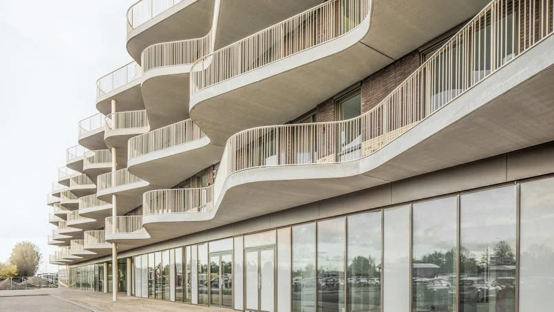 voorgevel westerschans goes met golvende balkons en glaspui