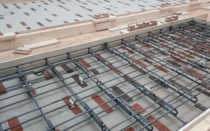 De steenstrips worden in een mal in patroon gelegd en afge­vuld met zand voordat er een laagje beton overheen komt (foto: Marlies Rohmer)