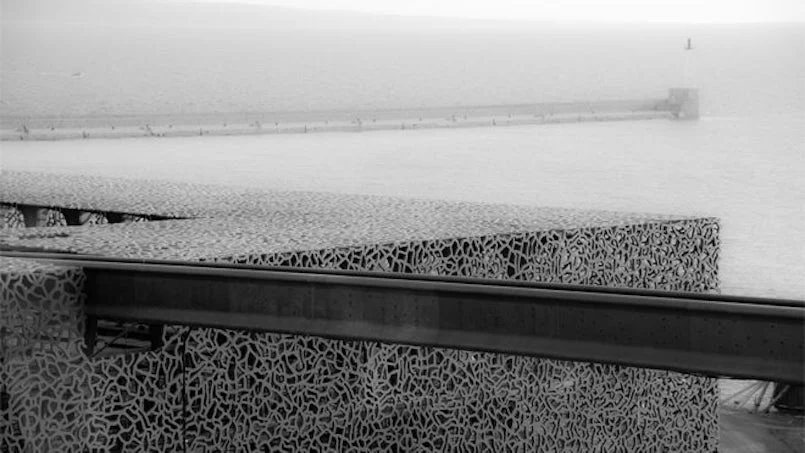 zicht op mucem vanaf de waterkant monumentaal en transparant tegelijk dankzij rastergevel