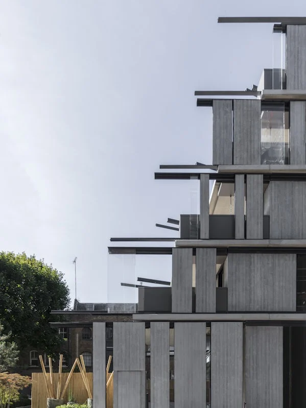 zijaanzicht nobu hotel met geleding van beton gevel