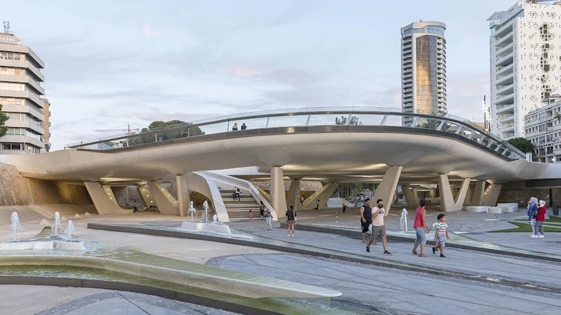 zijaanzicht van het plein – futuristische overspanning met open karakter