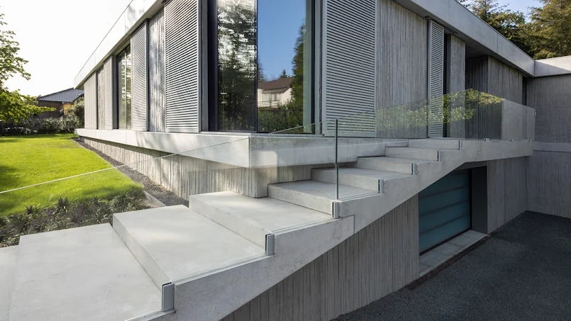 zijaanzicht villa venlo met terras en trappenpartij