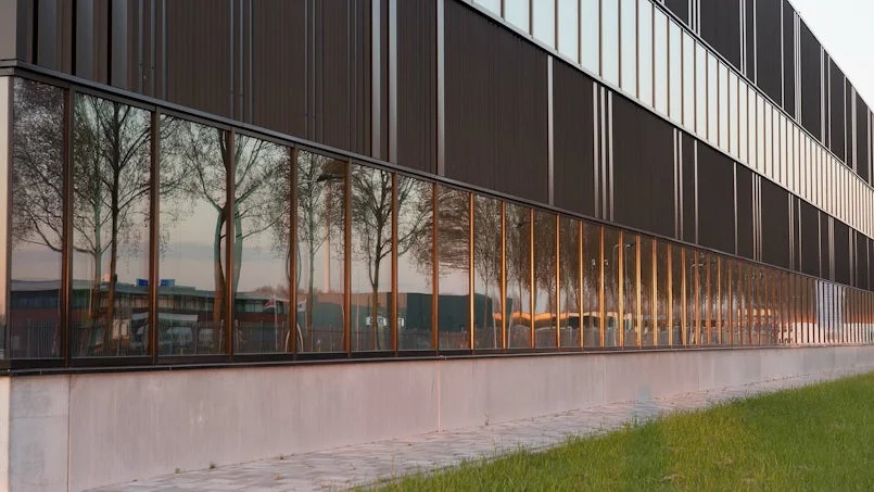 zonlicht reflectie glaspui kantoorgebouw botlek
